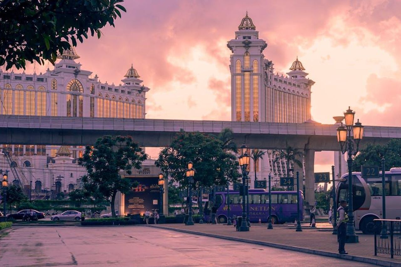 Il_FIA_GT_World_Cup_2025_a_Macau_aWzDqquZgB - Veicoli24 Source: asman chema - pexels - Intricate cityscape at sunset featuring grand architecture, buses, and street life.