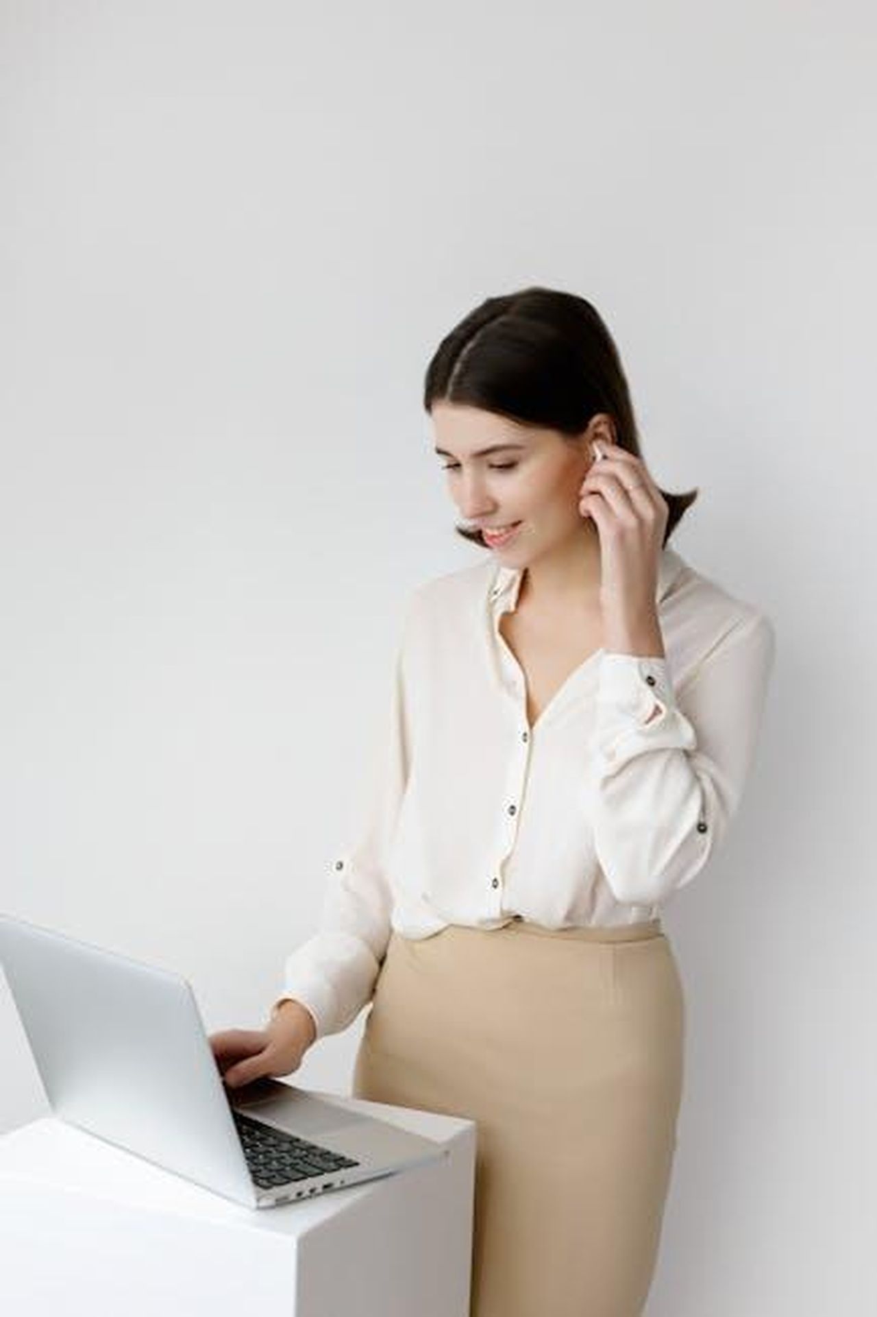 Il_background_di_Tiago_Castro_e_il_suo_ruolo_in_INFINITI_GWnDUEue4p - Veicoli24 Source: Anna Nekrashevich - pexels - Confident businesswoman in elegant attire working on a laptop indoors, showcasing a modern professional setting.