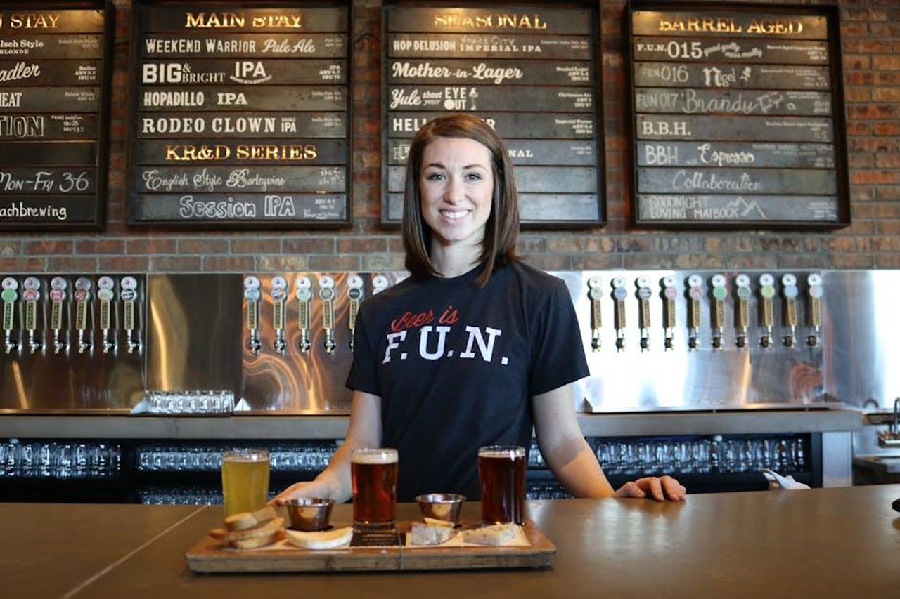 Il_cliente_al_primo_posto_nCGXJuqSHg - Veicoli24 Source: ELEVATE - pexels - Smiling bartender in a bar serving craft beer flights with taps and menu board in the background.
