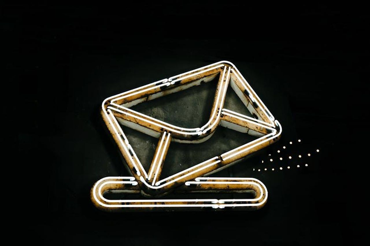Il_concept_Vision_V_e_la_sua_architettura_VanEA_I18KqDZuMr - Veicoli24 Source: Maksim Goncharenok - pexels - A glowing neon envelope symbol against a black background, conveying messaging or email concept.