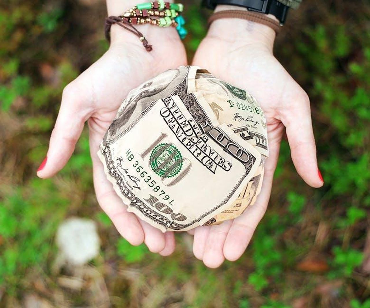 Il_duo_vincitore_e_il_supporto_finanziario_di_BMW_Group_France_1GRTgjeDd7 - Veicoli24 Source: Pixabay - pexels - Hands holding crumpled money outdoors, symbolizing charity and financial support.