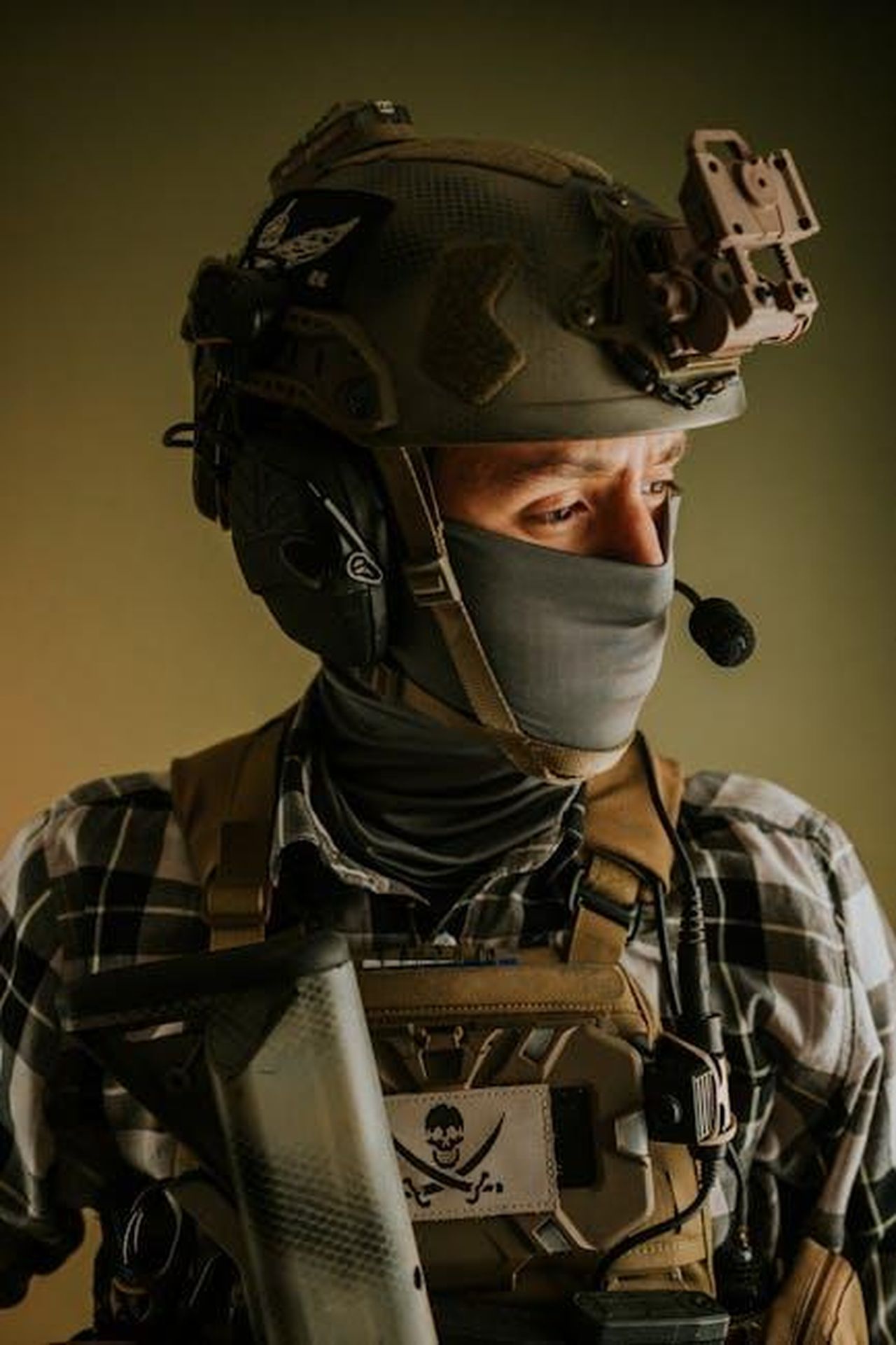 Il_film_The_Thief_una_proposta_di_matrimonio_e_un_inseguimento_zV2nWF6pzH - Veicoli24 Source: Amar Preciado - pexels - Portrait of a tactical soldier wearing full combat gear with helmet and communication device.