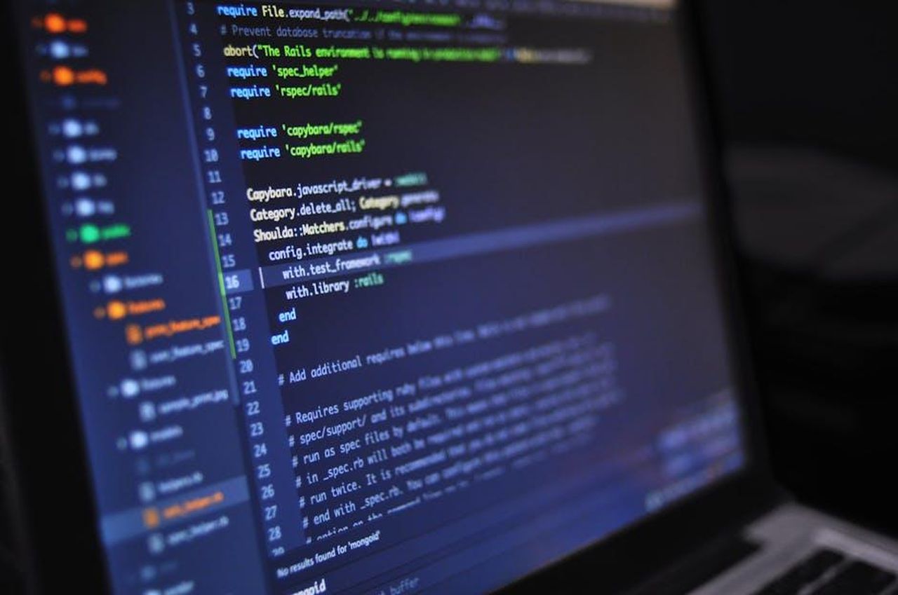 Il_fondamento_3gc5ZPfDaz - Veicoli24 Source: luis gomes - pexels - Close-up of a computer screen displaying programming code in a dark environment.