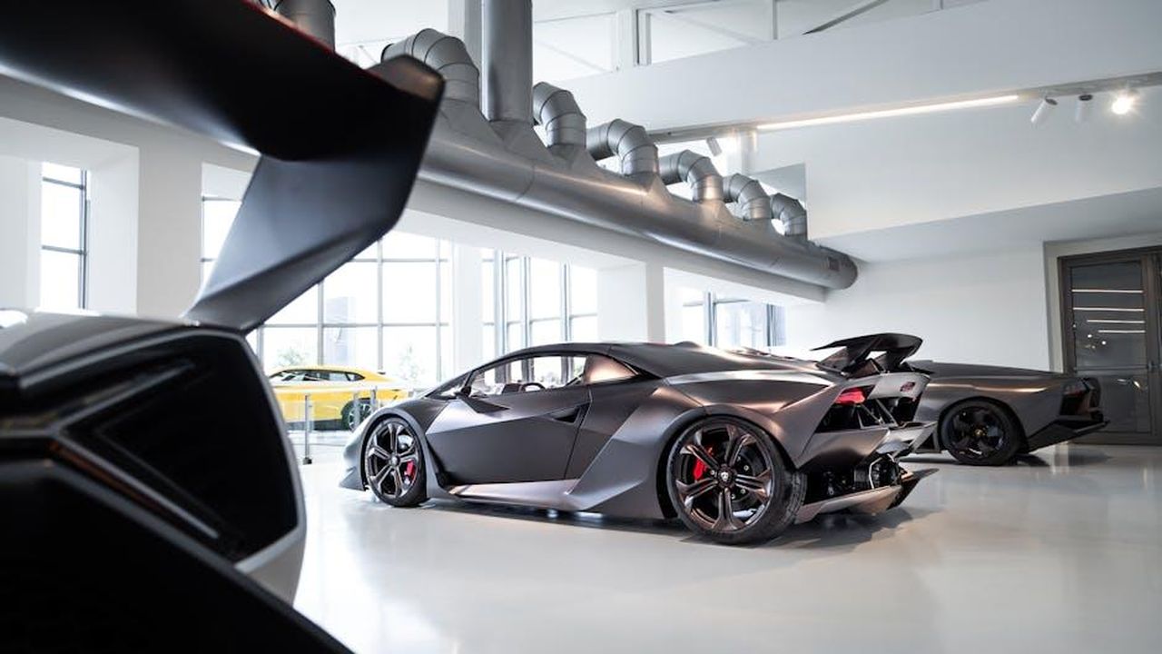 Il_futuro_della_Nissan_GTR_larrivo_della_R36_NEixNnpsxd - Veicoli24 Source: Quentin Martinez - pexels - Luxury sports car exhibited in a contemporary museum environment, showcasing sleek design.