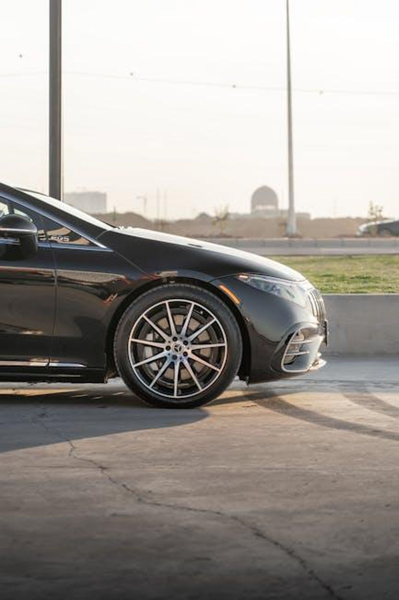 Il_futuro_delle_auto_elettriche_AMG_YqkqsBSDB6 - Veicoli24 Source: 04iraq - pexels - Close-up of a Mercedes-Benz EQS, highlighting its modern design and luxury appeal in an outdoor urban environment.