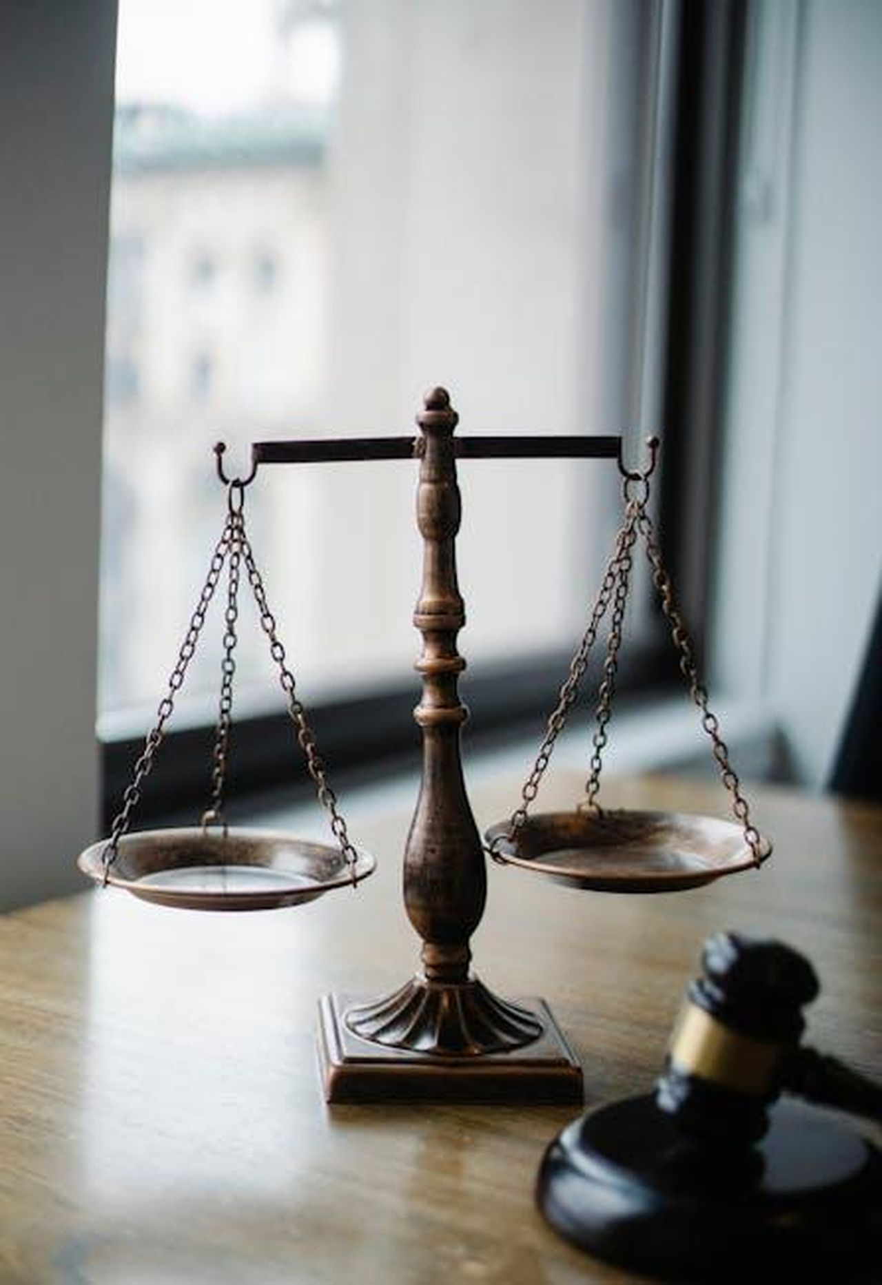 Il_giurato_e_la_selezione_dei_progetti_ievcbv00YH - Veicoli24 Source: Sora Shimazaki - pexels - Decorative judgement scale and gavel placed on desk in light lawyer office against window