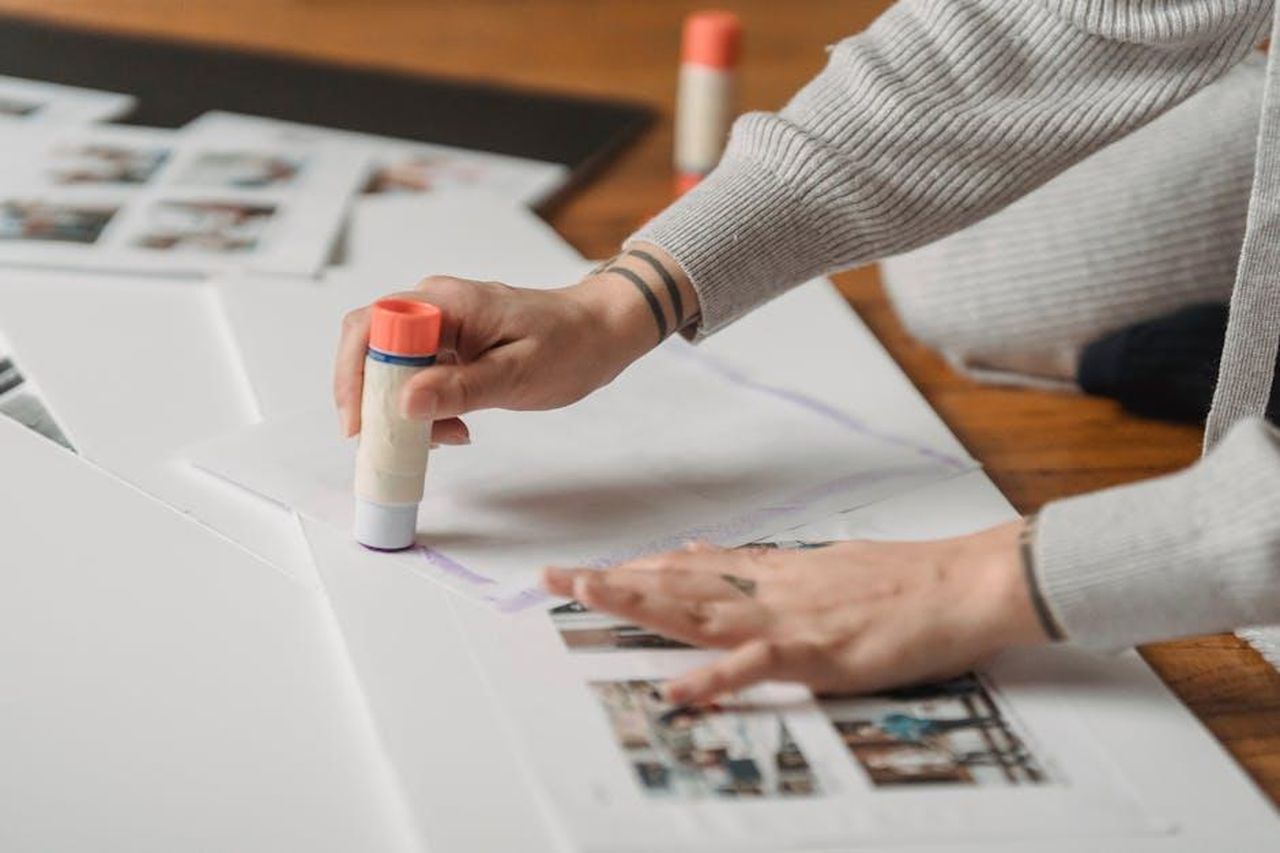 Il_progetto_Traverse_du_fragment_manquant_UrB7iijlhp - Veicoli24 Source: George Milton - pexels - Crop anonymous person in warm gray wear applying glue stick on papers and arranging photo album on floor