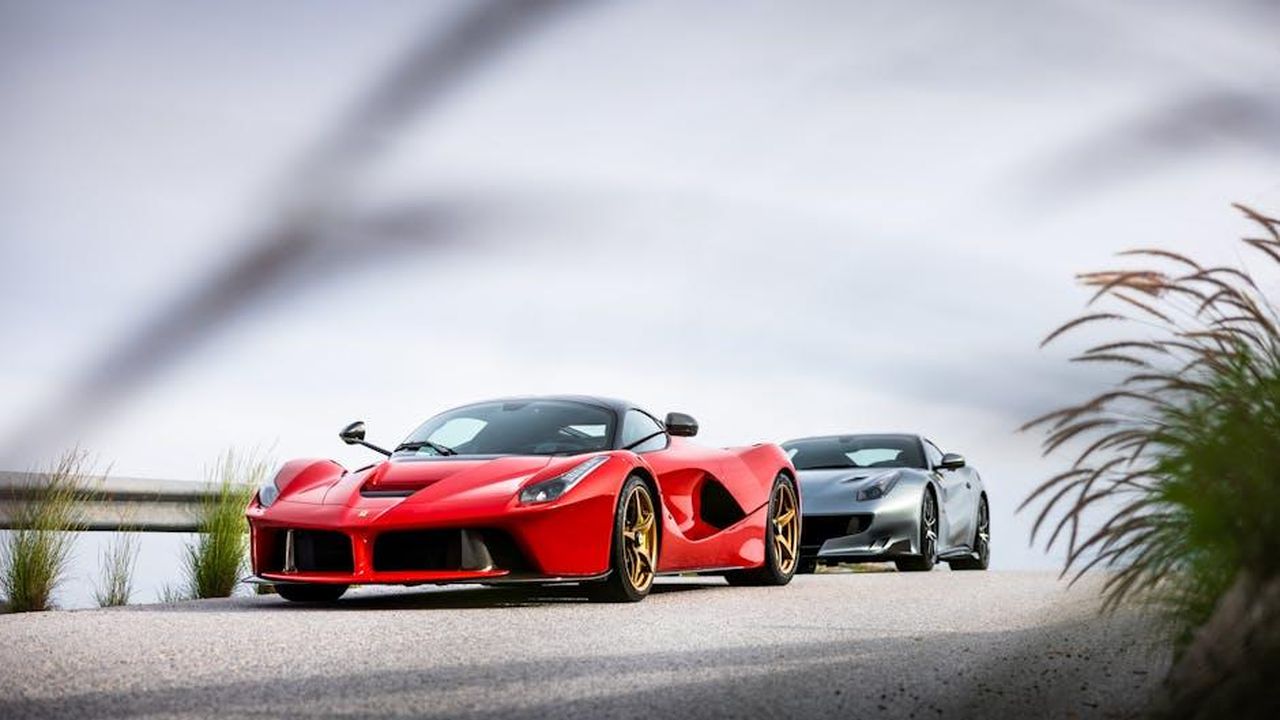 Il_ruolo_di_Shell_nel_motorsport_e_nelle_tecnologie_future_8su6GtZS1y - Veicoli24 Source: Quentin Martinez - pexels - A stunning red Ferrari supercar leading a collection of luxury vehicles on a scenic open road.