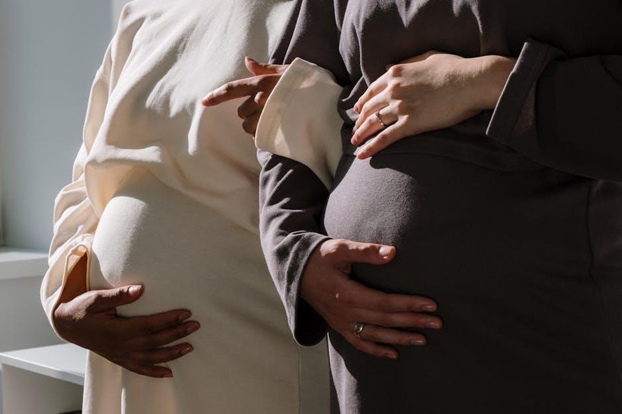 Il_segreto_del_successo_Freedom_of_Choice_GaagEER5ee - Veicoli24 Source: cottonbro studio - pexels - Close-up of two pregnant women embracing the beauty of motherhood.