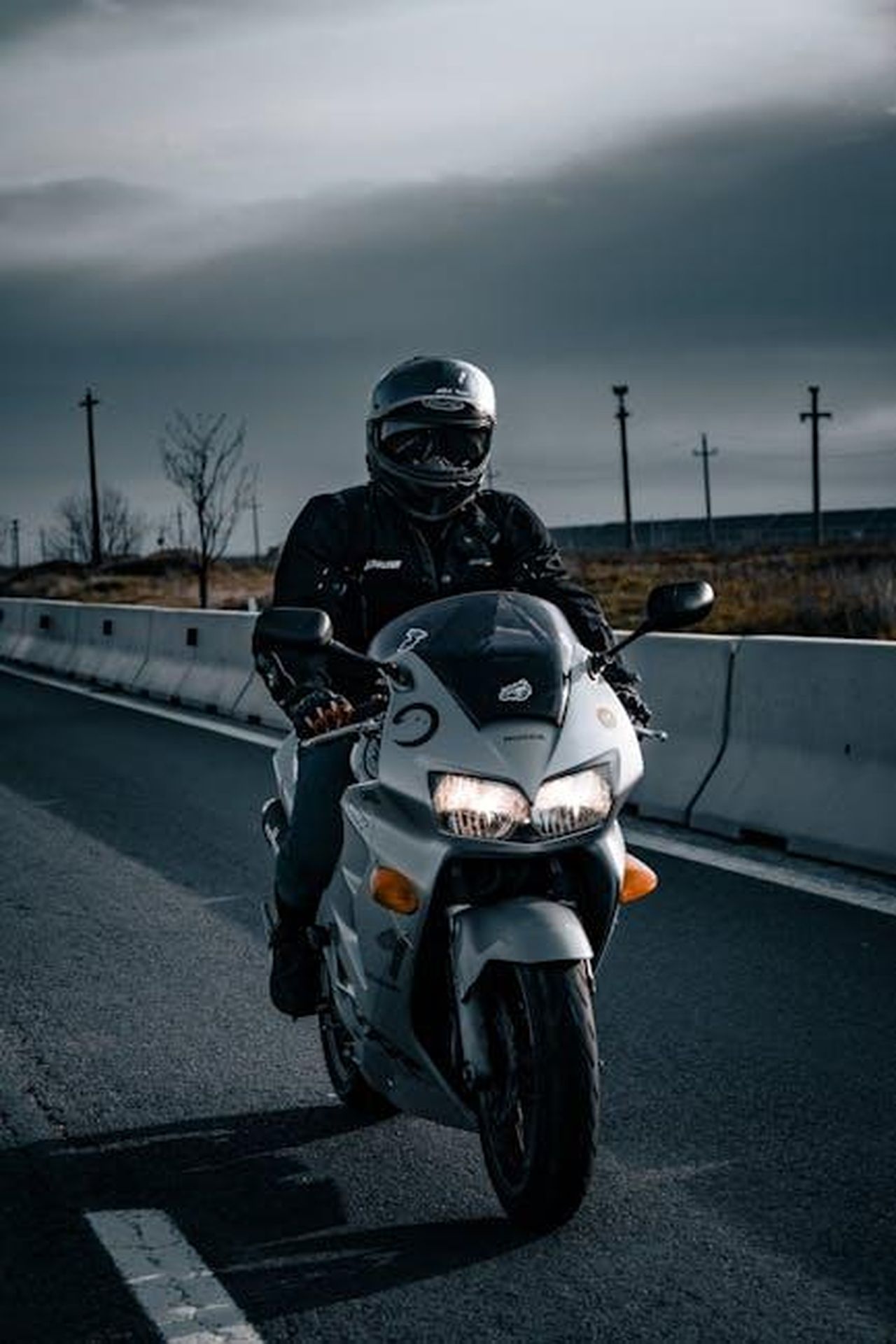 Illuminazione_LED_e_strumentazione_classica_mT9lFxKHHT - Veicoli24 Source: Ene Marius - pexels - A motorcyclist wearing full gear rides a sport bike on a deserted road.