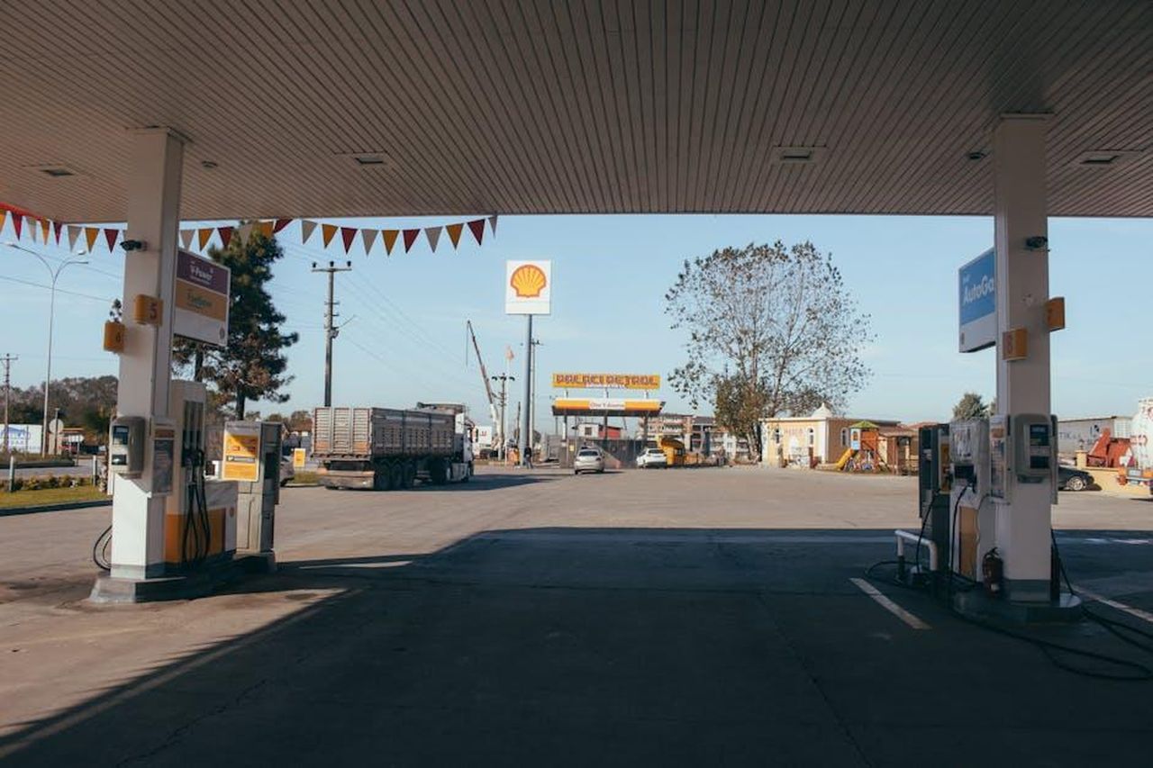 Impatto_sulla_produzione_di_veicoli_elettrici_fAhAmvuVH3 - Veicoli24 Source: Emre Can Acer - pexels - Empty gas station with oil petrol dispensers located on highway for serving long distance vehicles