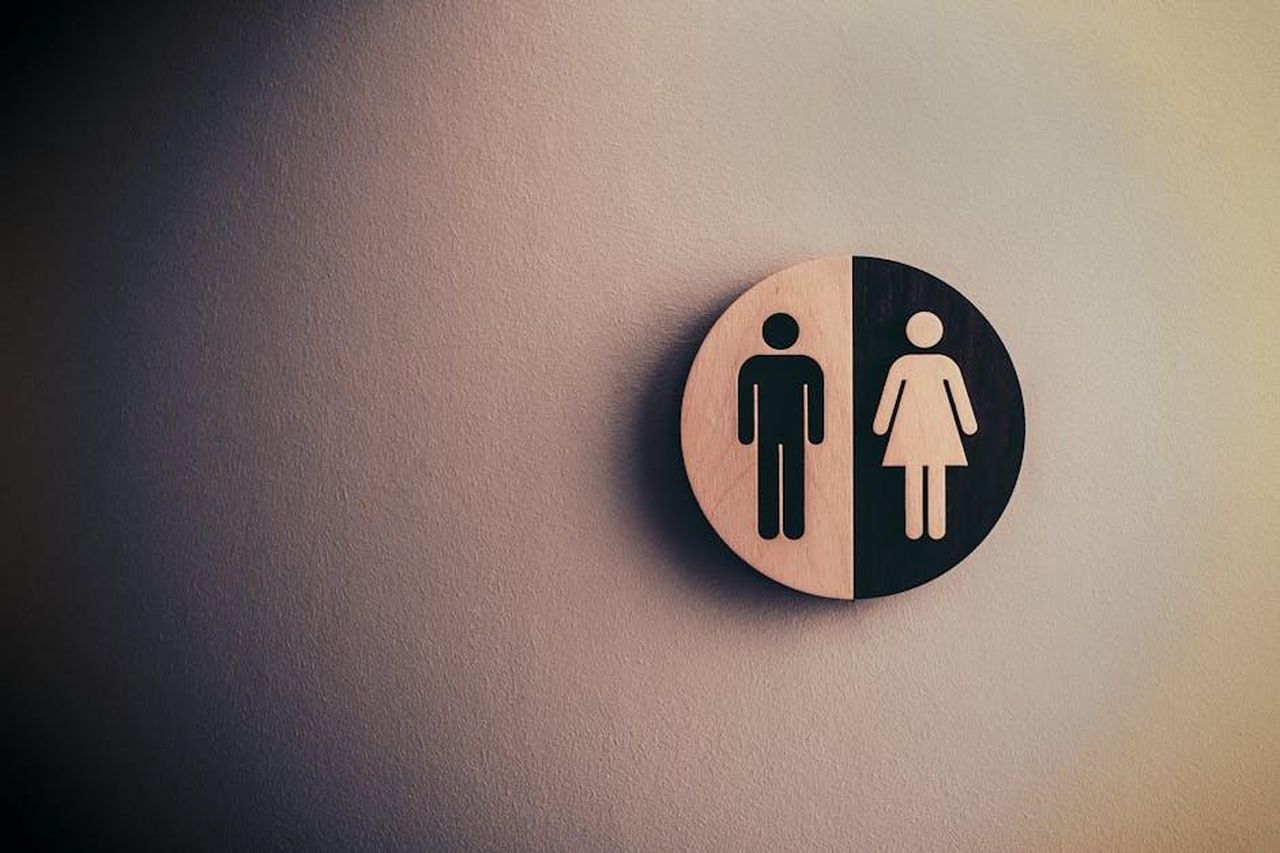 Impegno_di_Nissan_per_la_parit_di_genere_KCTNrqCli6 - Veicoli24 Source: Tim Mossholder - pexels - Minimalist gender neutral restroom sign with male and female symbols on textured wall.