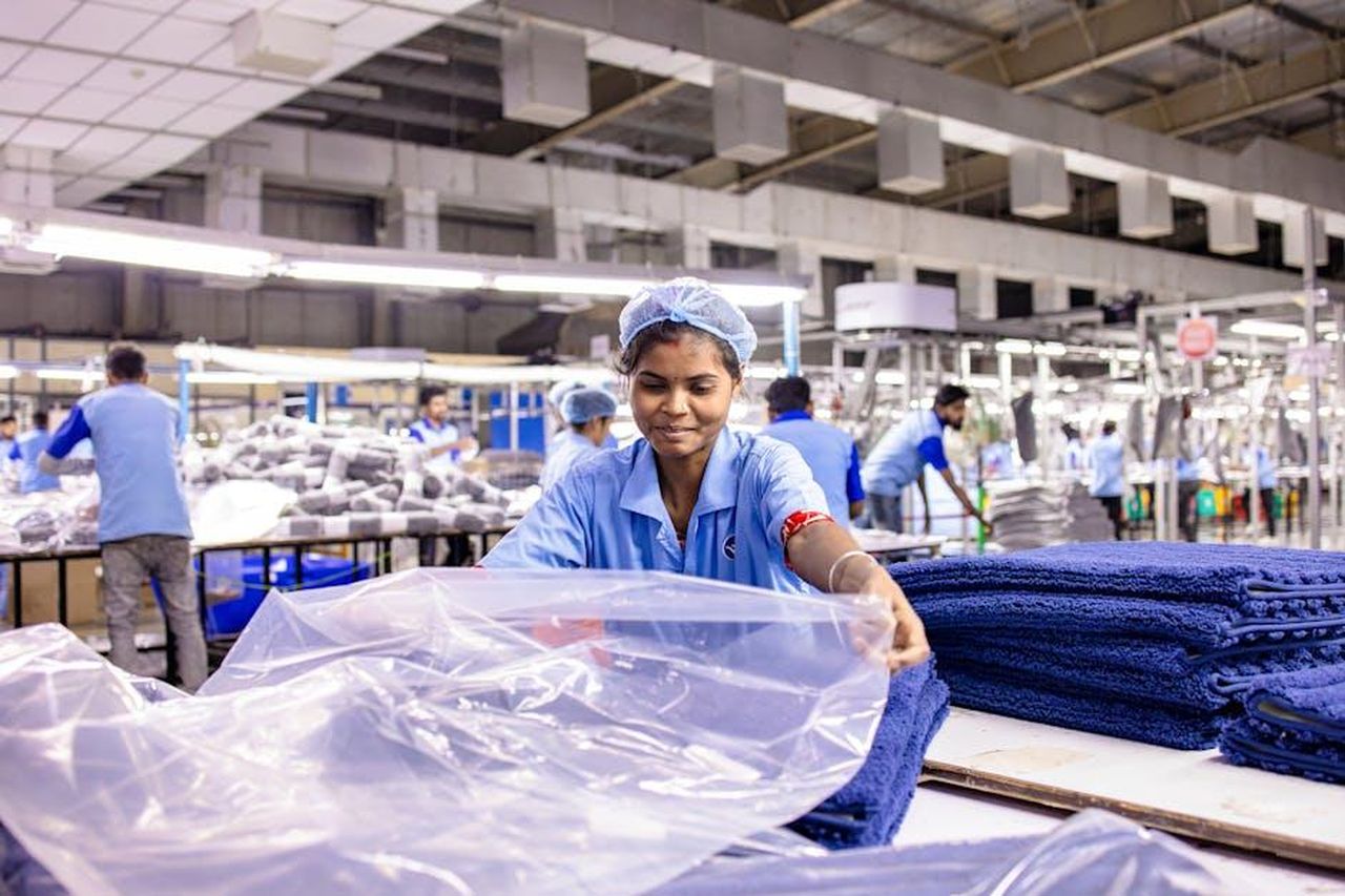 Informazioni_su_INFINITI_cSv9jREPzD - Veicoli24 Source: EqualStock IN - pexels - Free stock photo of blue collar workers, Blue-Collar Workers, factory worker