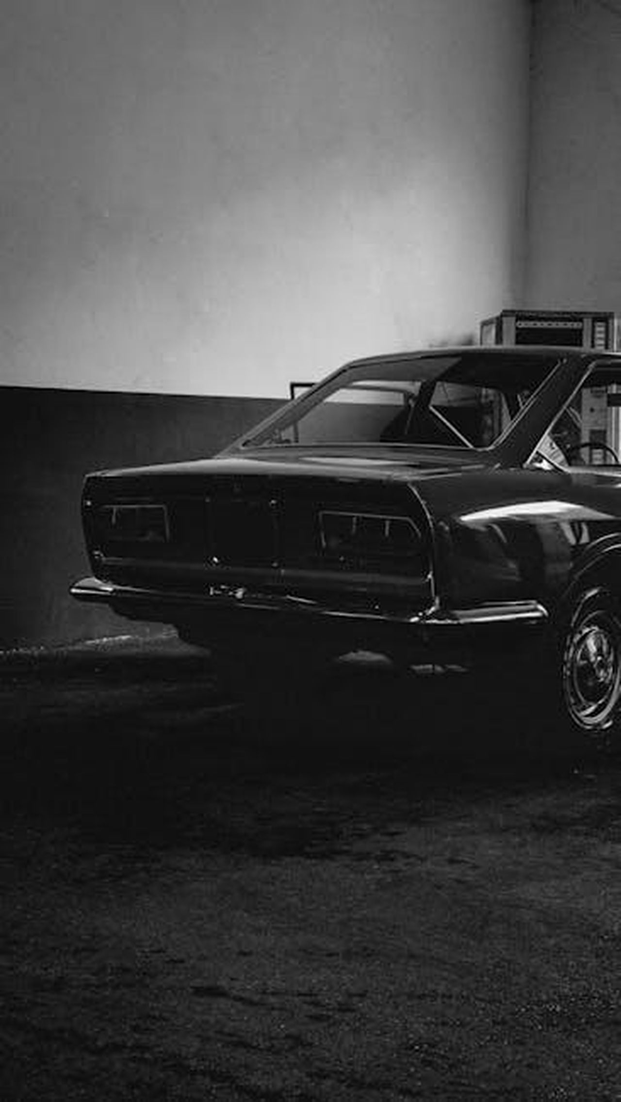 Iniziativa_e_Porte_Aperte_FIAT_RW18k5QJTh - Veicoli24 Source: Luca Musella - pexels - Classic vintage car captured in a black and white photograph within an indoor garage setting.