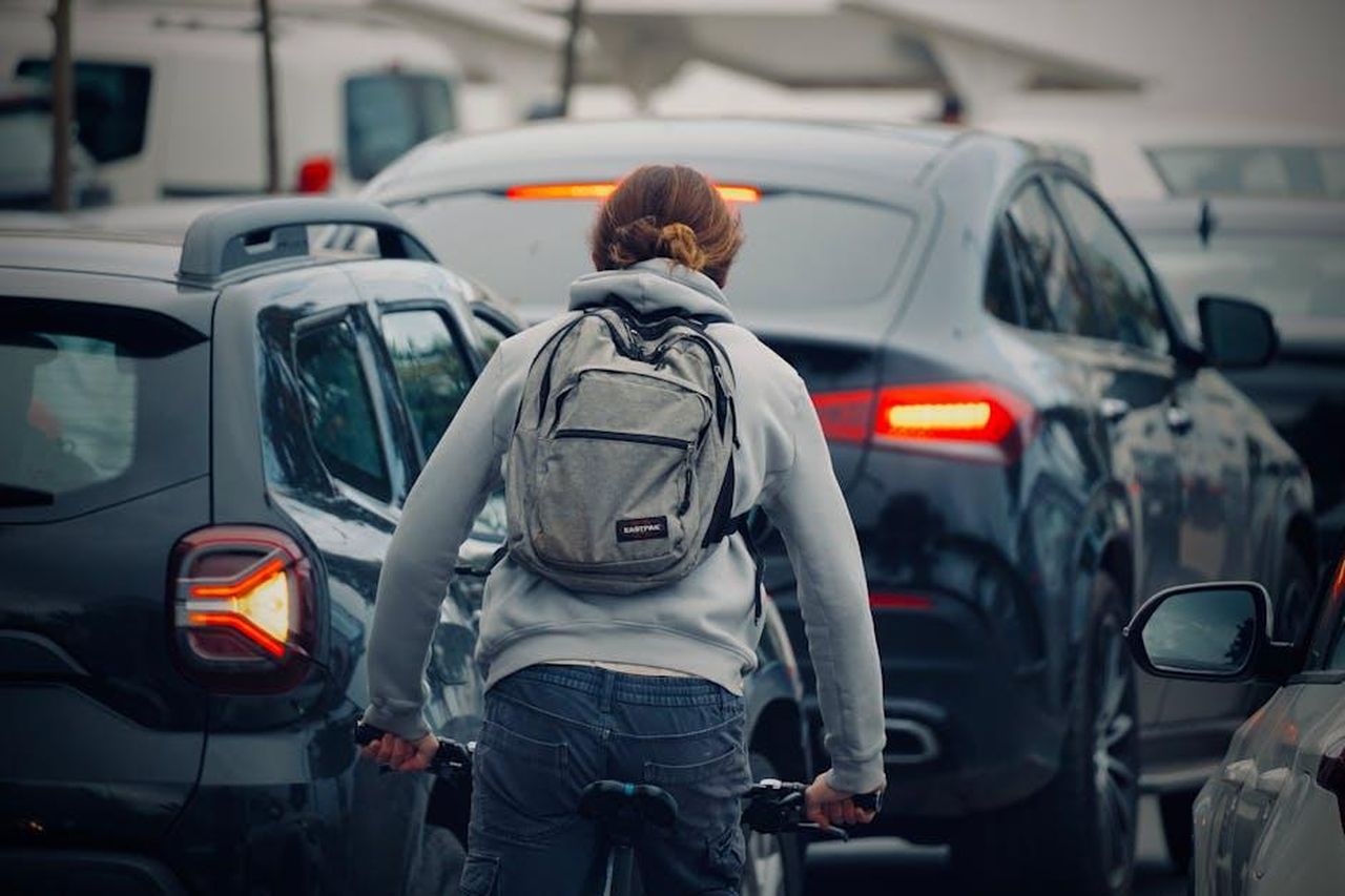 Innovazioni_e_sostenibilit_della_Fiat_Grande_Panda_aBPJFhsl6r - Veicoli24 Source: Soufiane Chafiq - pexels - A cyclist wearing a backpack rides through a congested city traffic jam during daytime.