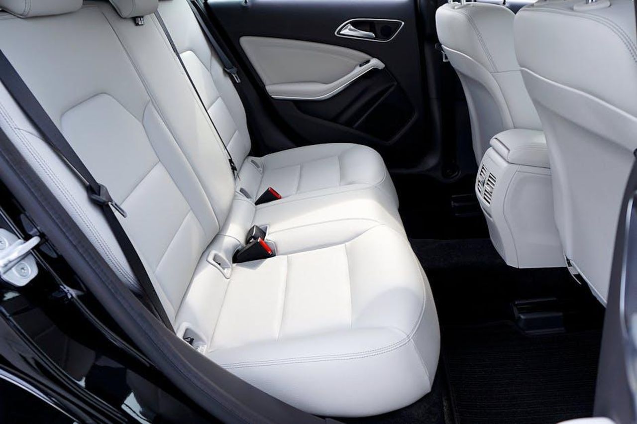 Interni_Stravaganti_del_Lada_Gigante_OWlAwZjcAa - Veicoli24 Source: Mike Bird - pexels - Explore the modern and luxurious feel of a car's interior with pristine white leather seats.