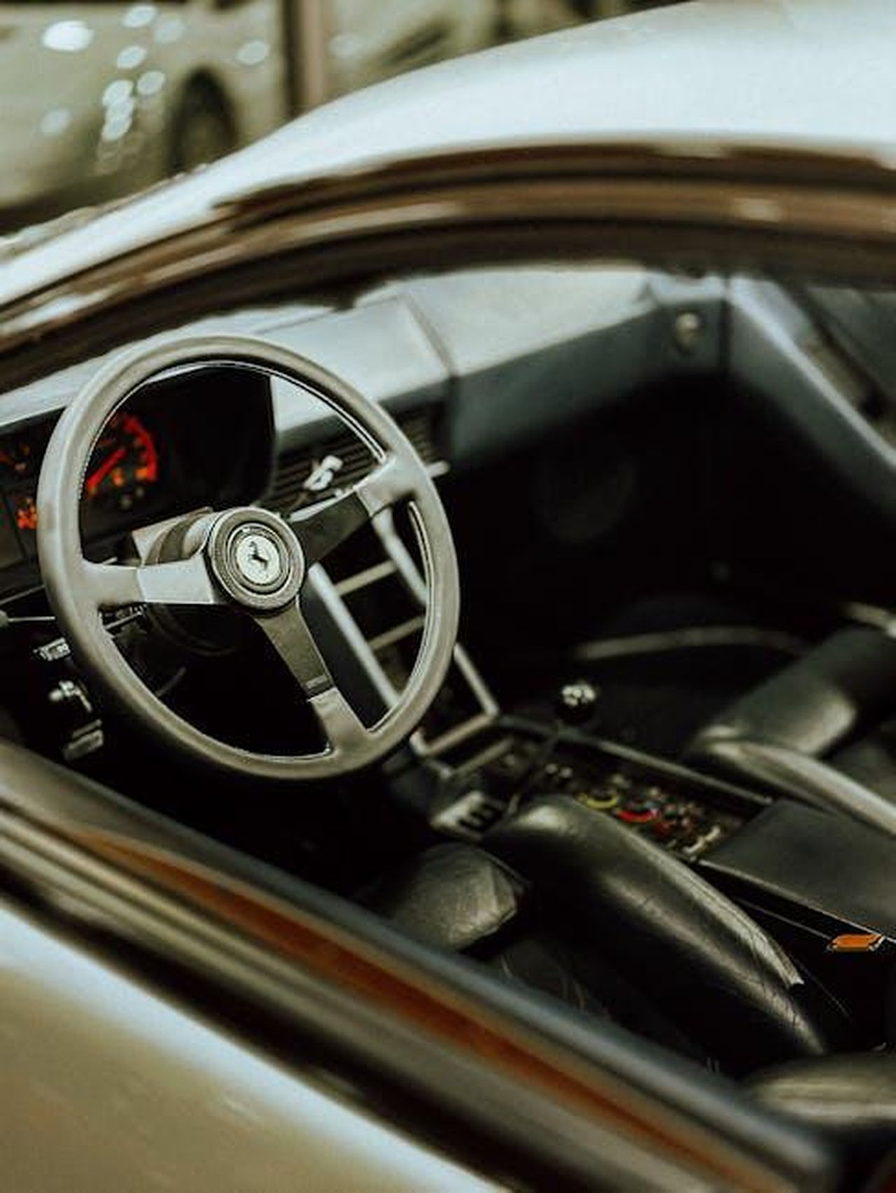 Interni_lussuosi_e_tecnologia_avanzata_G05mgghuOb - Veicoli24 Source: Borta - pexels - Detailed view of a vintage car interior featuring a classic steering wheel and dashboard.