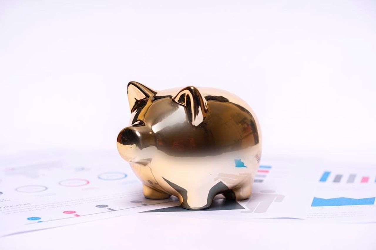 Investimenti_e_progetti_futuri_G49AIpqbRA - Veicoli24 Source: Alex P - pexels - Close-up of a golden piggy bank on financial documents, symbolizing savings and investment.