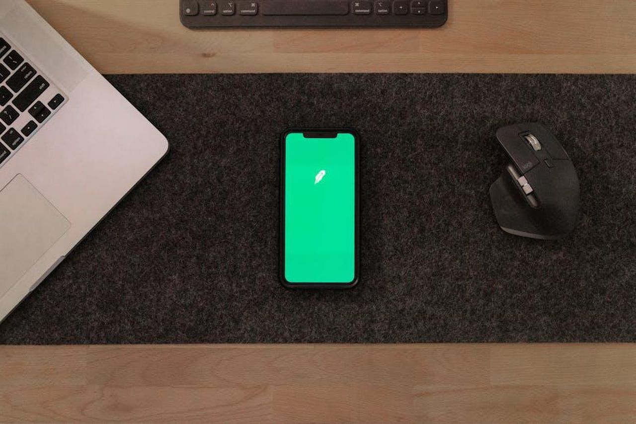 Investimenti_in_RD_e_CapEx_z6SyWP5nsN - Veicoli24 Source: Andrew Neel - pexels - Modern workspace with smartphone, laptop, and mouse on wooden desk.