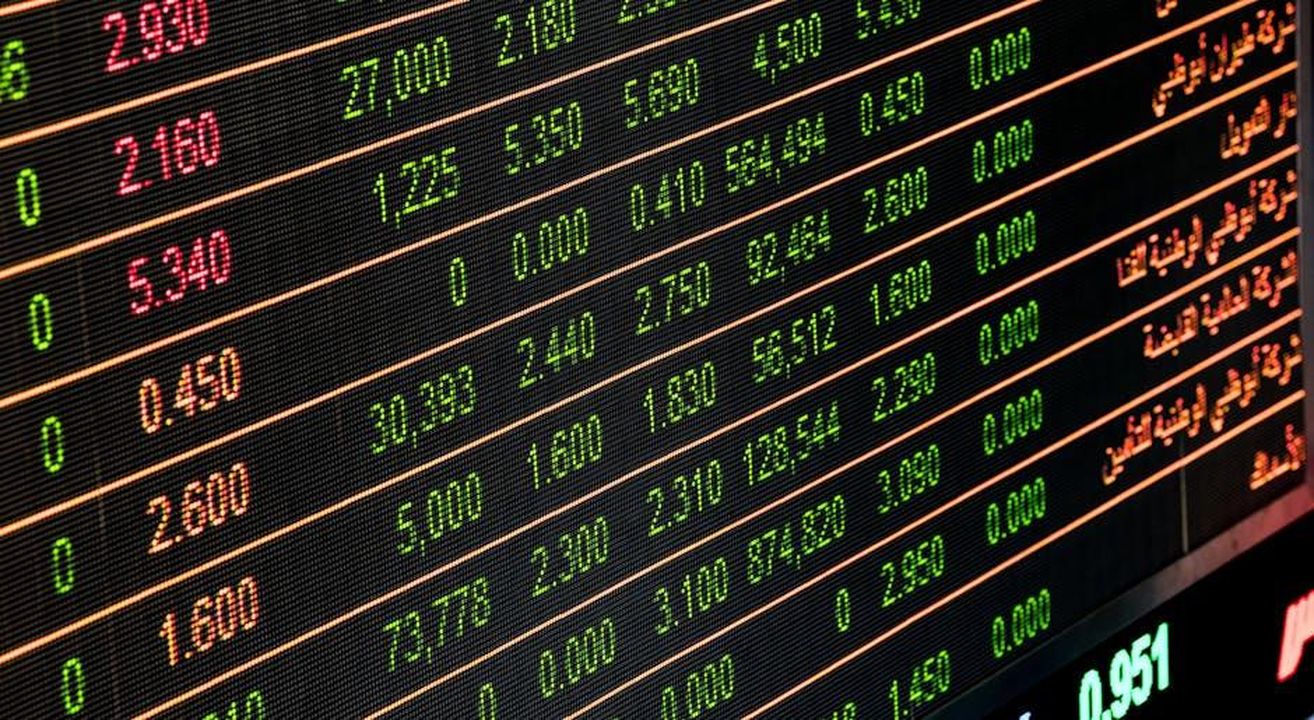 Investimento_totale_di_21_miliardi_di_dollari_negli_Stati_Uniti_EnDarB301z - Veicoli24 Source: Pixabay - pexels - Detailed view of a stock market screen showing numbers and data, symbolizing financial trading.