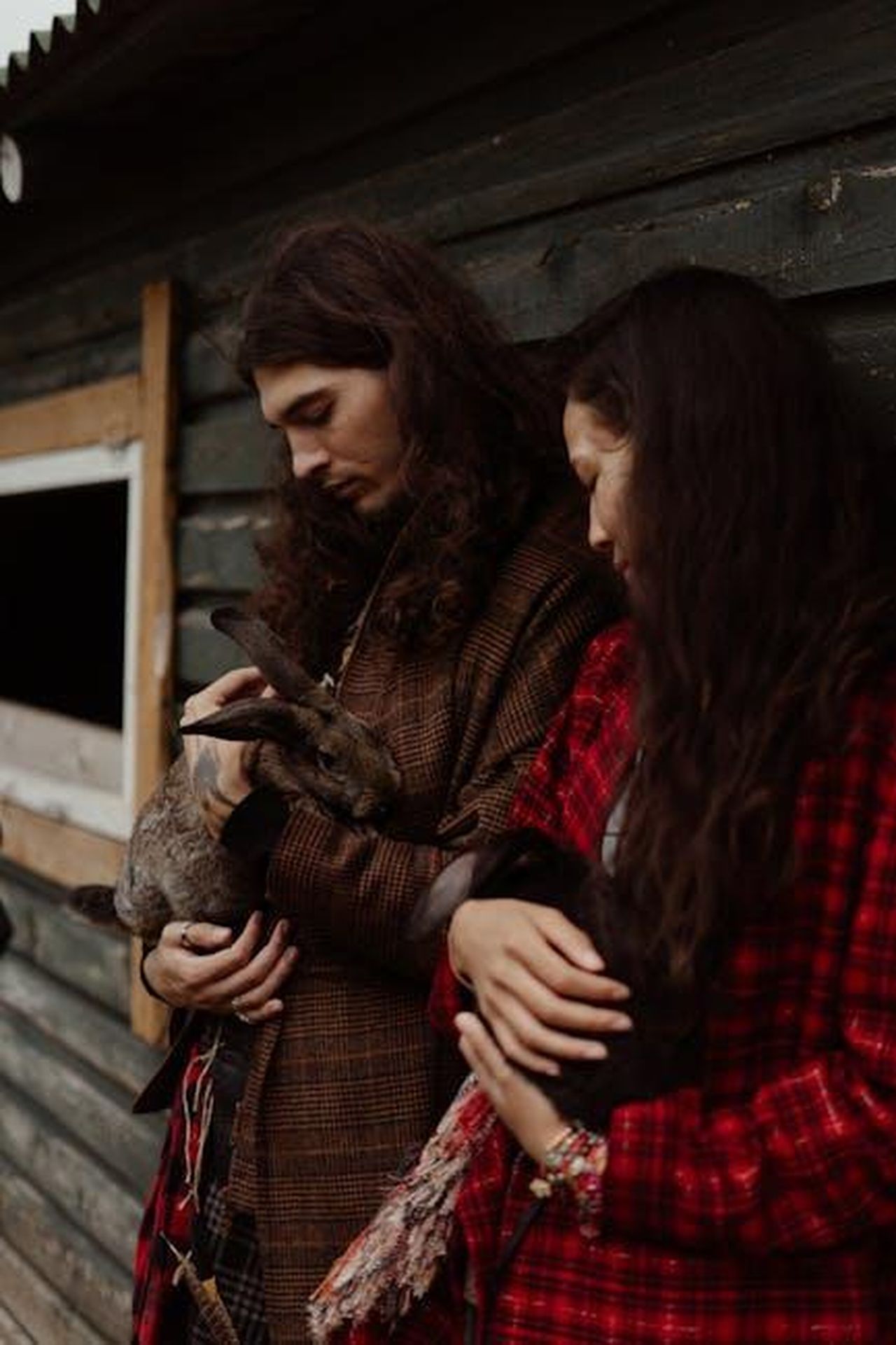 Iscrizione_gratuita_al_club_di_Classe_G_QVlMrGIQr2 - Veicoli24 Source: cottonbro studio - pexels - Rustic portrait of a young couple holding rabbits by a wooden barn.