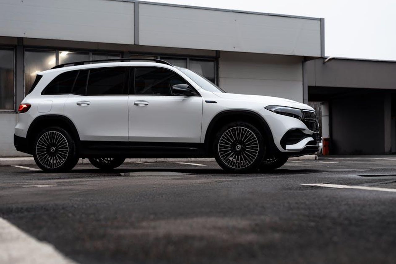 Jeep_Avenger_leader_nel_mercato_dei_SUV_elettrici_nPD3RfhYdW - Veicoli24 Source: Vitali Adutskevich - pexels - Modern white Mercedes-Benz EQB SUV parked outdoors showcasing luxury and style.
