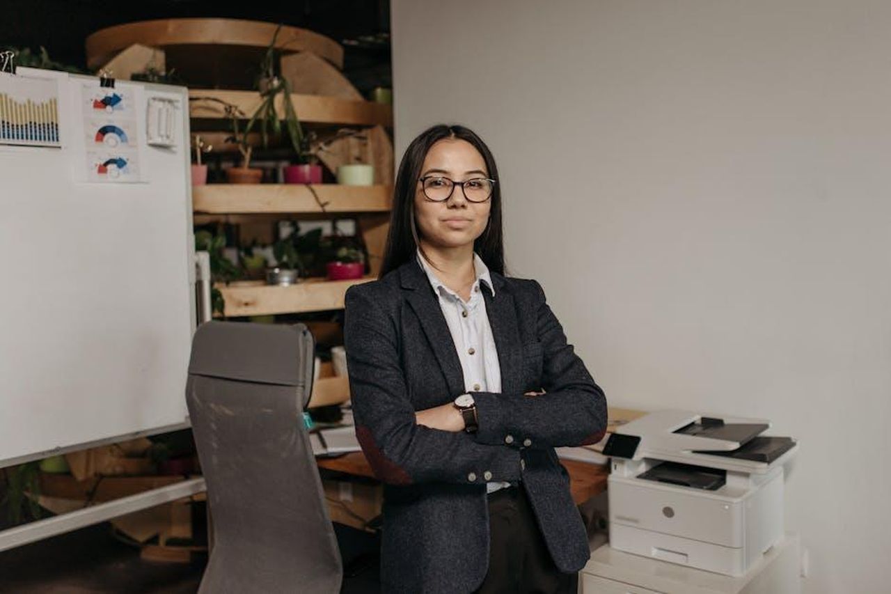 Jrgen_Rittersberger_Efficienza_e_competitivit_lCoaJGCE9Y - Veicoli24 Source: Pavel Danilyuk - pexels - Confident woman in business attire standing in modern office with arms crossed.