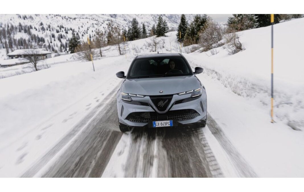Configurazione Top di gamma: Scudetto Leggenda Junior Ibrida Q4: la nuova Alfa Romeo per performance ed efficienza
