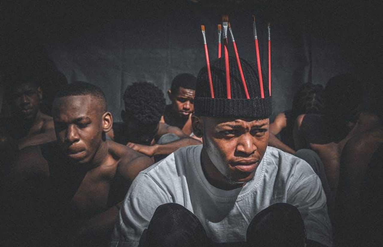 LArt_Car_e_il_collettivo_di_arte_e_media_africana_ry8KWqLTtB - Veicoli24 Source: EZA HELDER NGAM - pexels - Artistic group portrait with brushes in hats, conveying creativity and intensity.