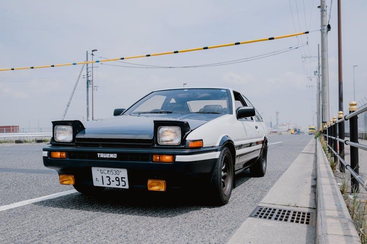 La_Sprinter_City_e_le_celebrazioni_A3ym9auTpL - Veicoli24 Source: Ayyeee Ayyeee - pexels - Classic Toyota Trueno parked on an urban street, exuding retro charm and nostalgia.