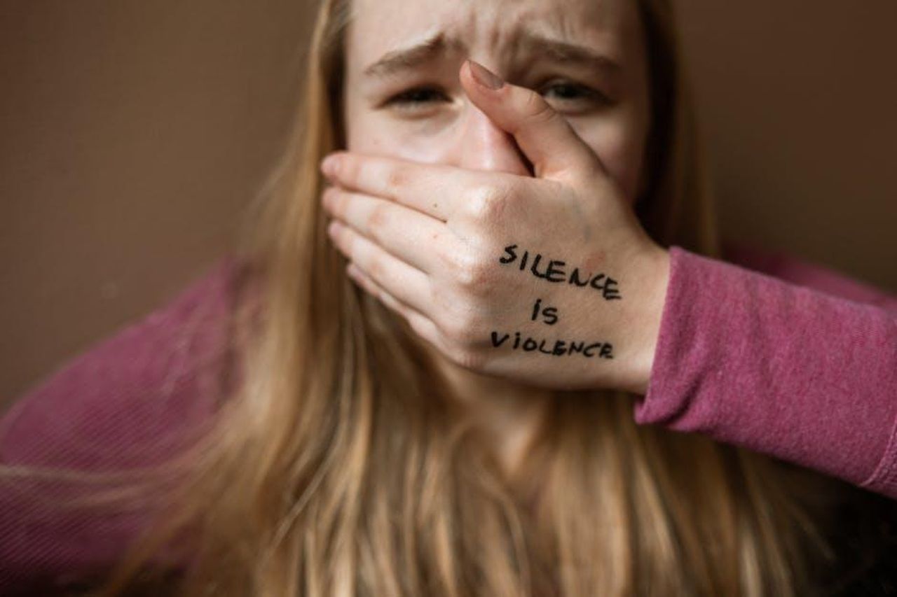 La_campagna_Insieme_per_proteggere_e_il_numero_1522_Y0GFLiTAhr - Veicoli24 Source: RDNE Stock project - pexels - Powerful image highlighting the message 'Silence is Violence' to raise awareness on social issues.