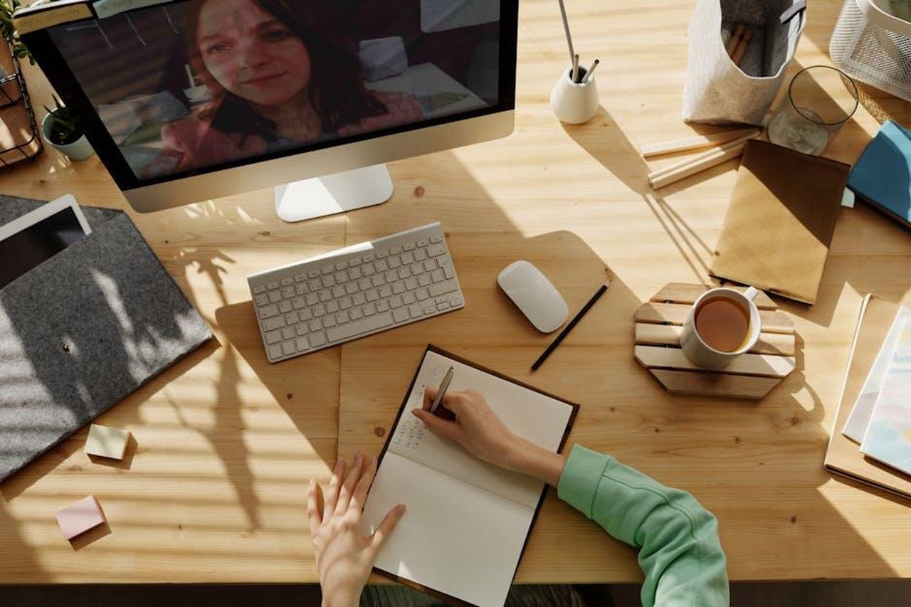 La_carenza_di_insegnanti_supplenti_e_lidea_di_Gaitan_mGvmhHckv4 - Veicoli24 Source: Julia M Cameron - pexels - A student taking notes during a video call for online learning at home.