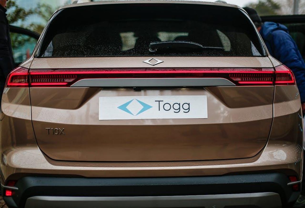 La_nuova_GLC_elettrica_un_modello_innovativo_6jMpN0Pg6x - Veicoli24 Source: Yakup Polat - pexels - Rear view of a brown TOGG T10X electric SUV in Malatya, Türkiye, showcasing modern design.