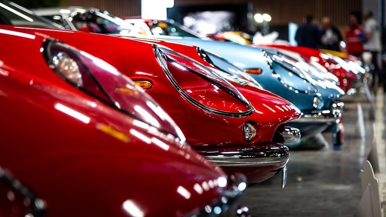 La_storia_della_BMW_Art_Car_Collection_7XvMUBPG3l - Veicoli24 Source: Quentin Martinez - pexels - A lineup of vintage sports cars showcased indoors, featuring vibrant colors and classic designs.
