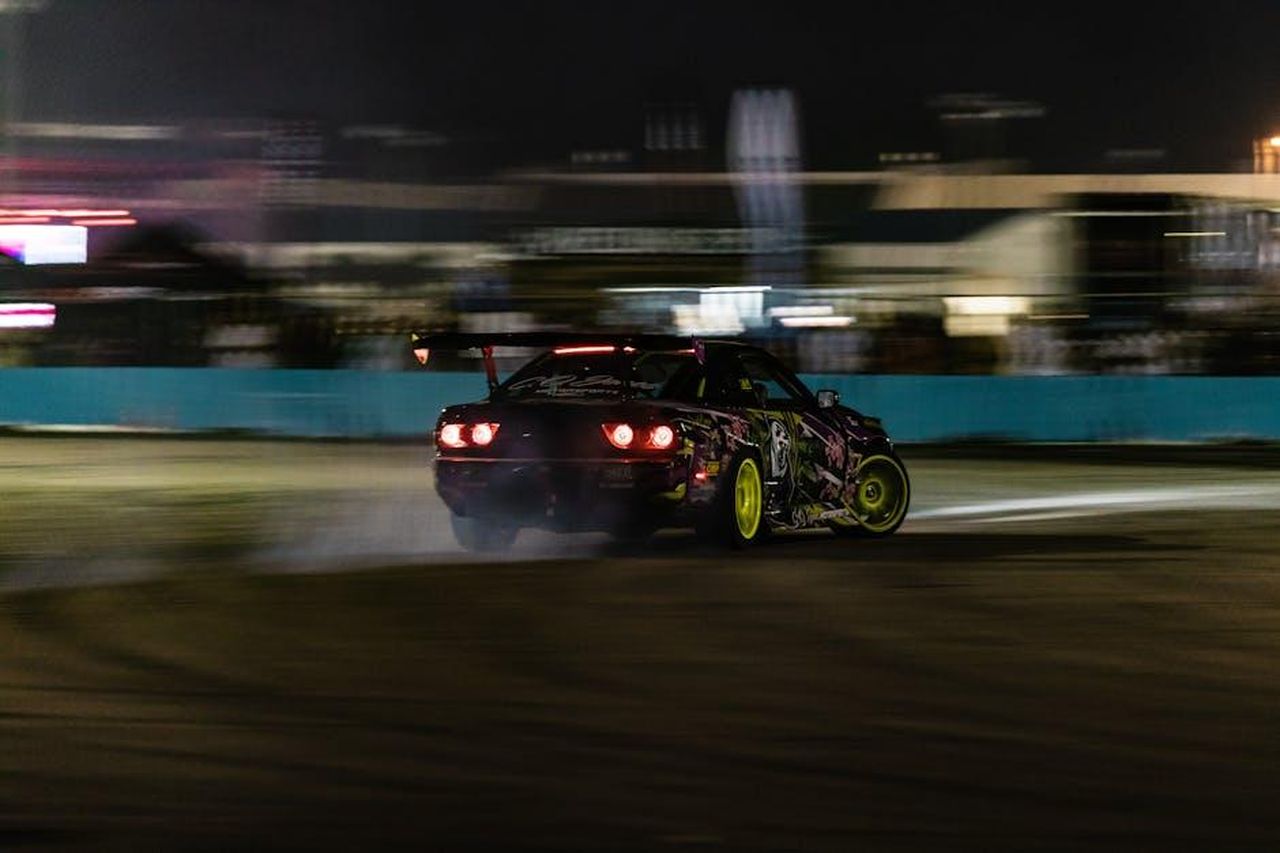La_storia_di_successo_di_ROWE_Racing_LjrKZZGLIa - Veicoli24 Source: OG Productionz - pexels - Exciting night drift racing scene captured in West Palm Beach, featuring a high-speed car with vivid colors and motion blur.