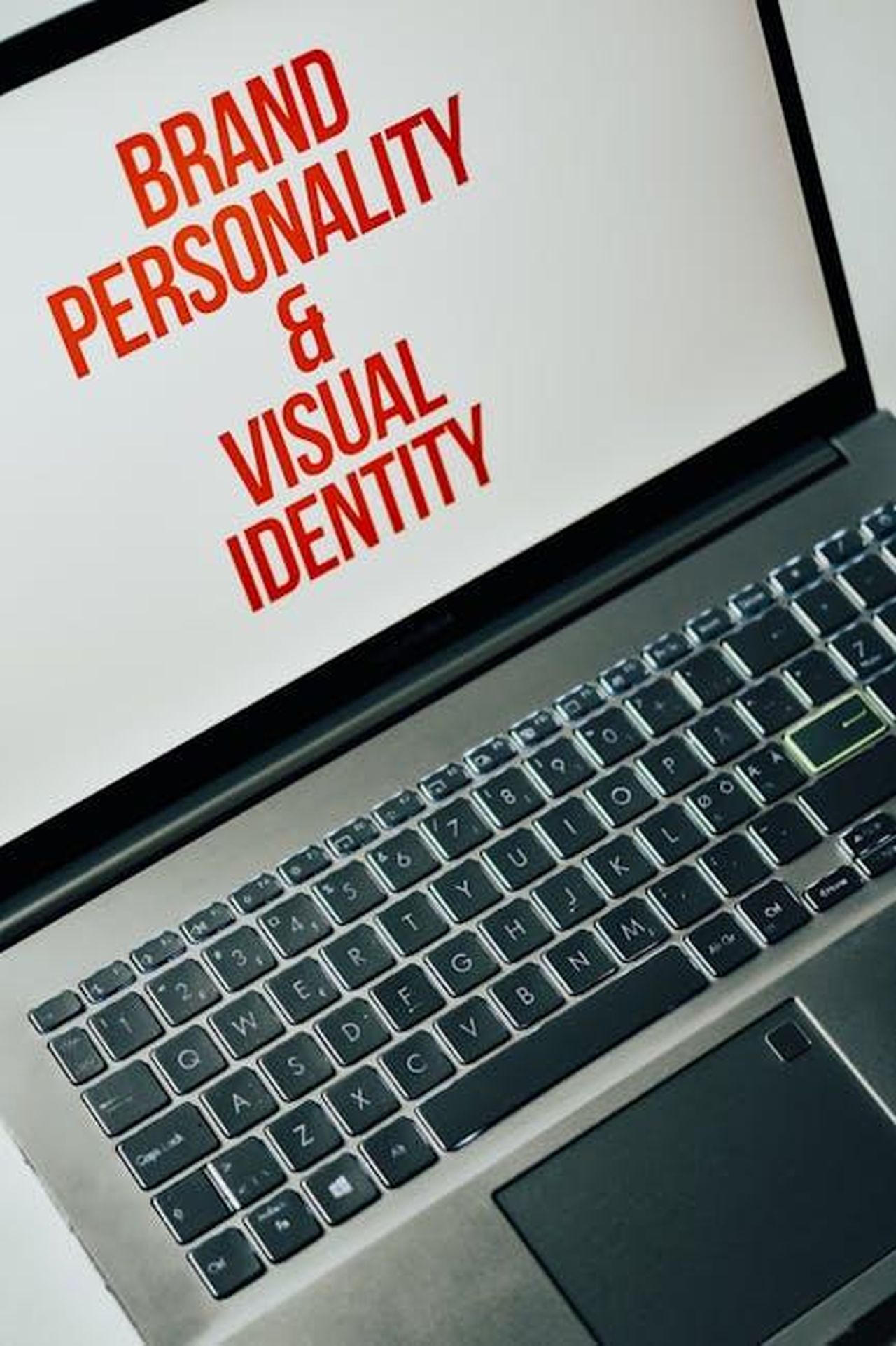 La_strategia_di_MINI_un_colpo_di_genio_xFY1NlD70U - Veicoli24 Source: Eva Bronzini - pexels - Laptop screen showing text on brand personality and visual identity for marketing strategy.
