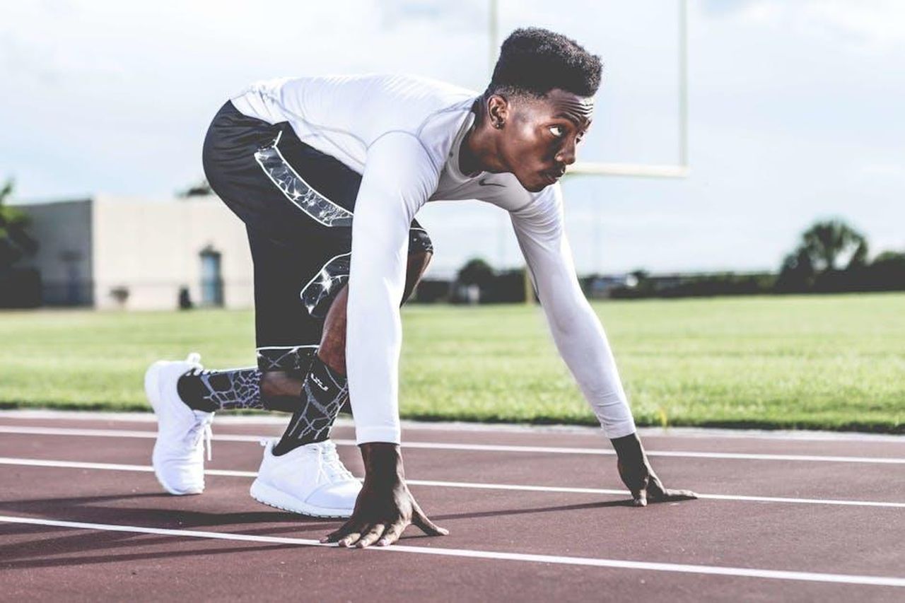 La_variet_delle_varianti_dello_Sprinter_8lFltEj2Gx - Veicoli24 Source: nappy - pexels - Focused athlete in starting position on a sunny track field, ready to sprint.