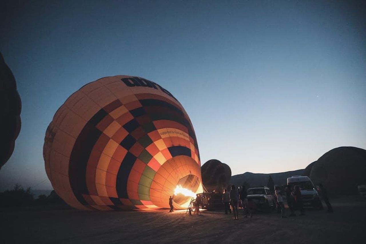 Lancio_globale_e_ordini_della_Junior_CtkhoMkGny - Veicoli24 Source: Keenan Constance - pexels - Vibrant hot air balloon inflating at dawn with silhouettes of people watching.