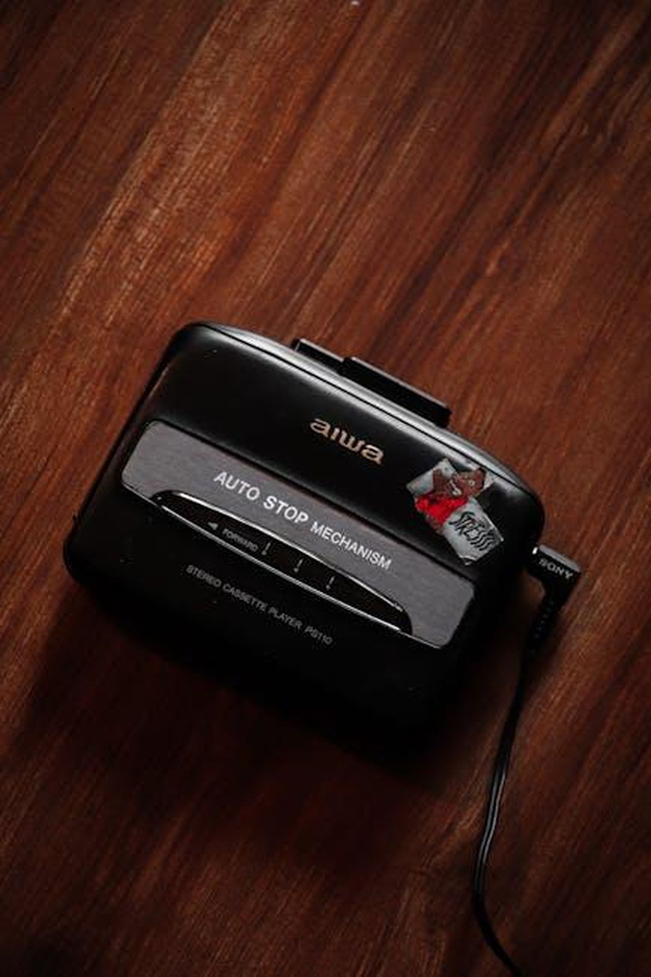 Le_dichiarazioni_di_Ren_Rast_7hBS9CG9fp - Veicoli24 Source: Kasra Askari - pexels - A nostalgic Aiwa stereo cassette player with auto stop mechanism, reflecting retro vibes.