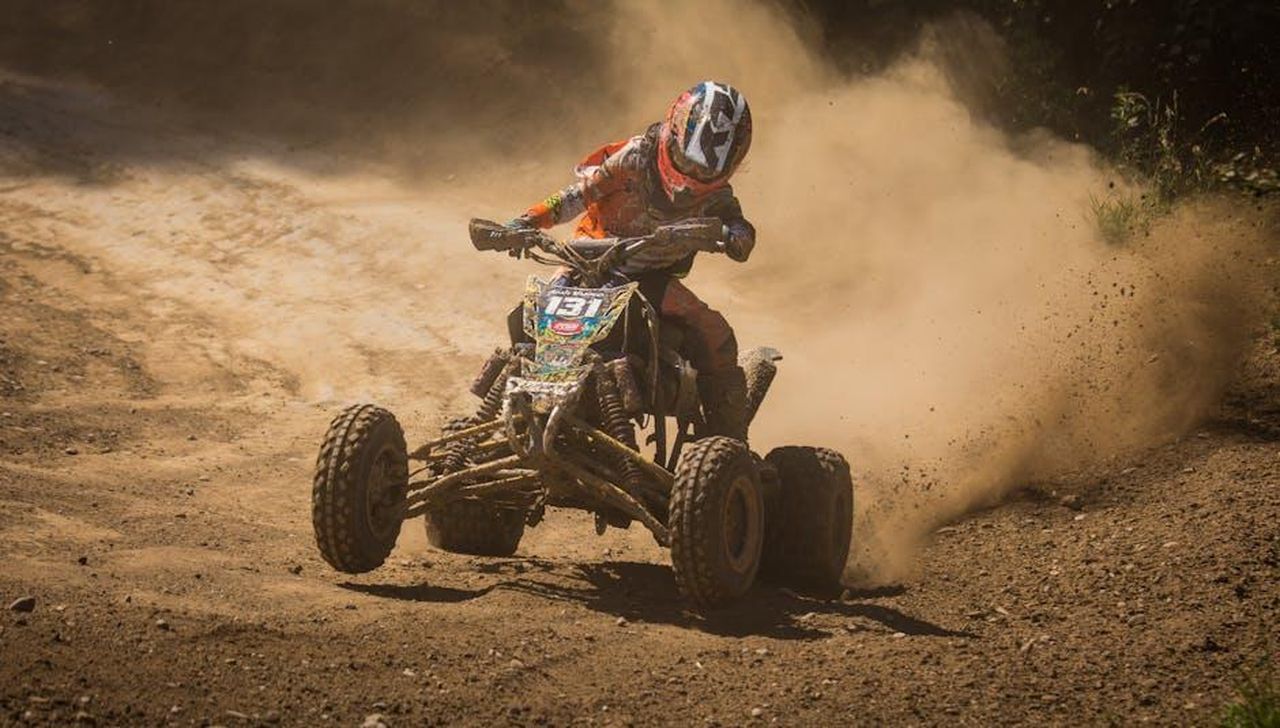 Le_prime_prove_Tnak_in_testa_mTFI4jxLRG - Veicoli24 Source: Daniel - pexels - Thrilling action shot of a racer maneuvering an ATV on a dusty dirt track during daytime.
