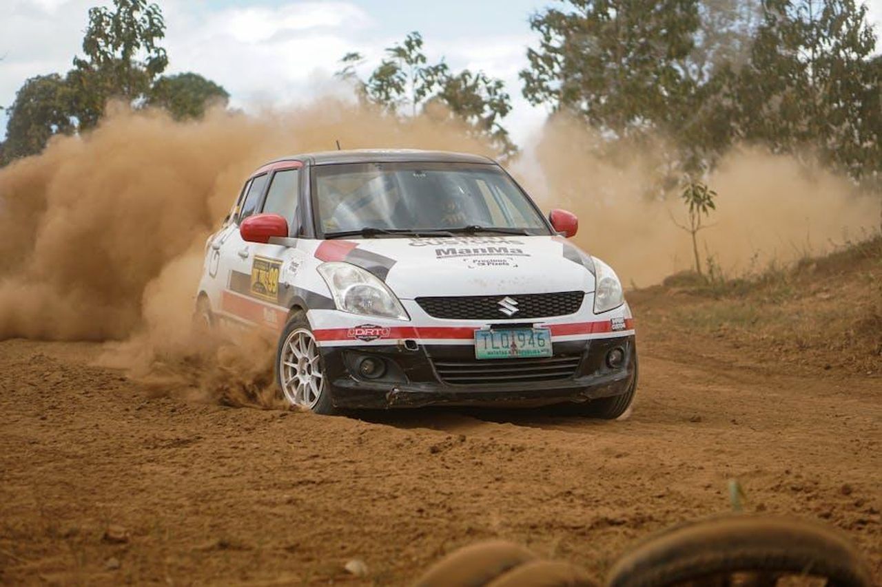 Le_sfide_affrontate_da_Evans_durante_la_gara_r6PYpvnotw - Veicoli24 Source: Harvey Tan Villarino - pexels - A thrilling rally car race kicking up dust on a rugged track in Baras, Philippines.