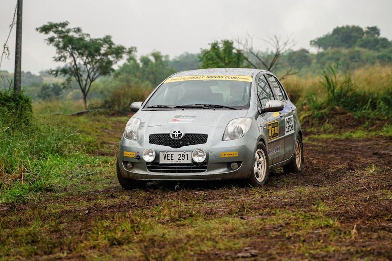 Le_sfide_degli_altri_concorrenti_CaTfY7hFPy - Veicoli24 Source: Harvey Tan Villarino - pexels - A Toyota rally car navigating through muddy terrain in Baras, Philippines, showcasing off-road racing.