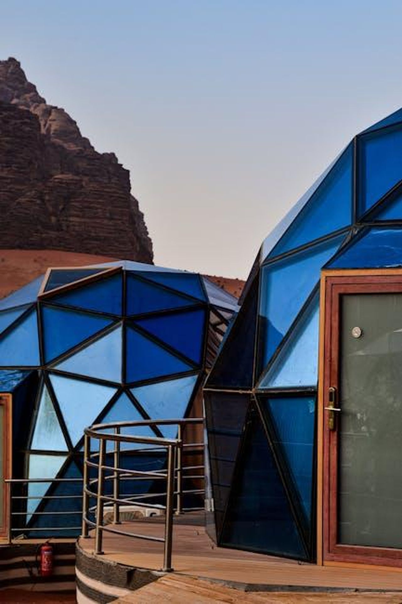 Limportanza_delle_esperienze_uniche_per_i_clienti_2udrd1bJHl - Veicoli24 Source: AXP Photography - pexels - Modern geodesic domes in the Wadi Rum desert, showcasing innovative architecture and stunning natural scenery.