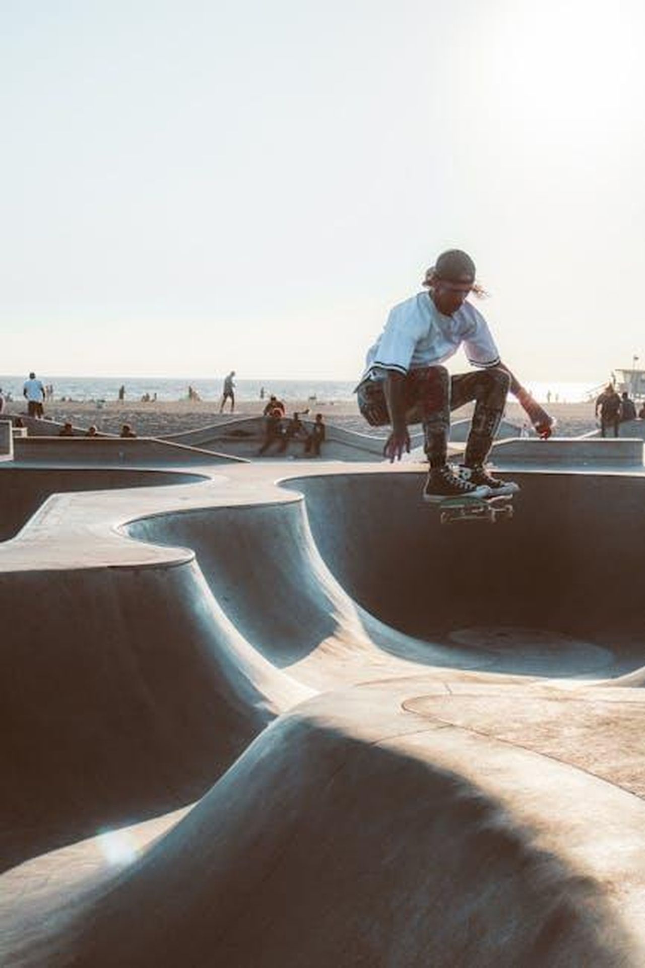 MINI_riserva_un_parcheggio_a_Wembley_per_Thomas_Tuchel_mx9uAur6Ok - Veicoli24 Source: Yannick Béra - pexels - Dynamic action shot of a skateboarder mid-air at Venice Beach skatepark, Los Angeles.