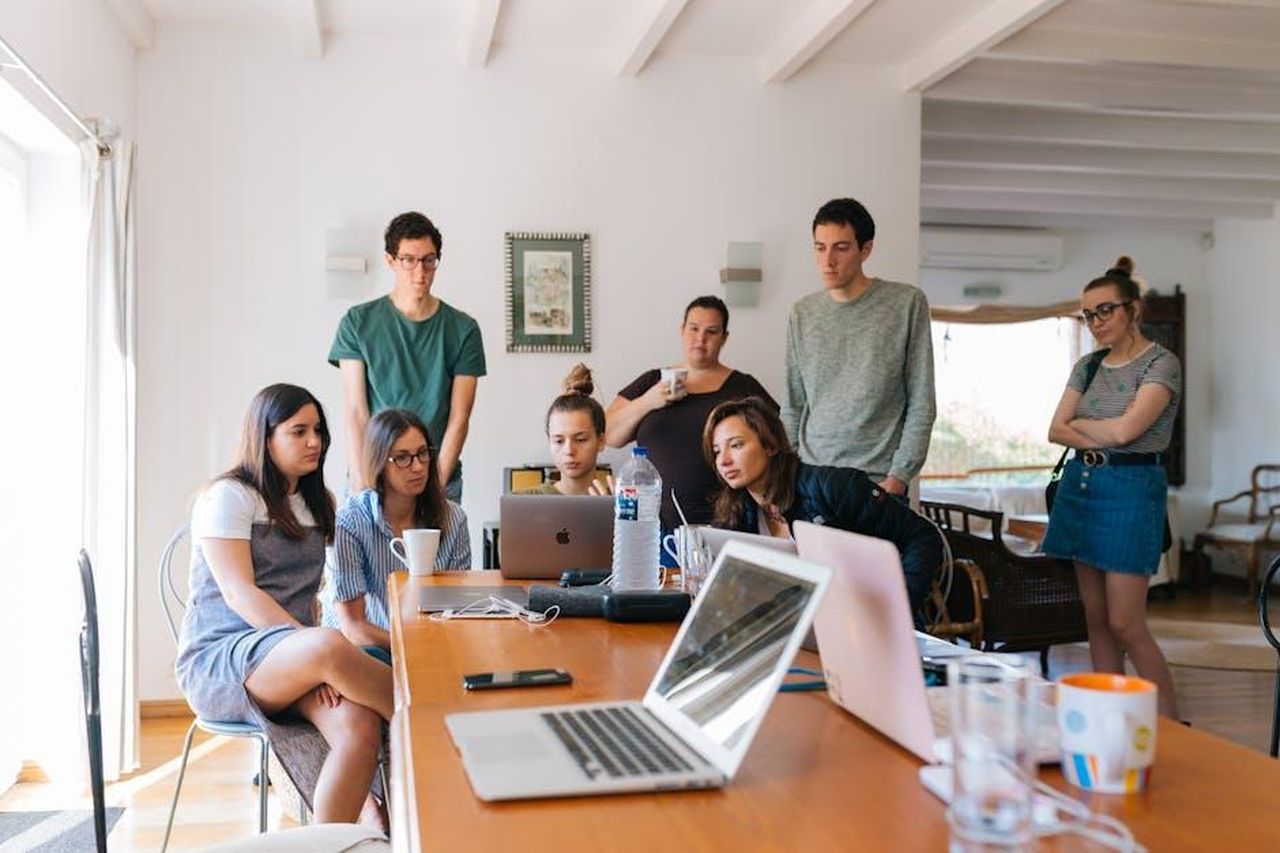 Madhu_Reddy_nuovo_Chief_Information_Officer_jynP96gz2S - Veicoli24 Source: Fox - pexels - Group of young professionals engaged in a collaborative meeting in a modern office setting.