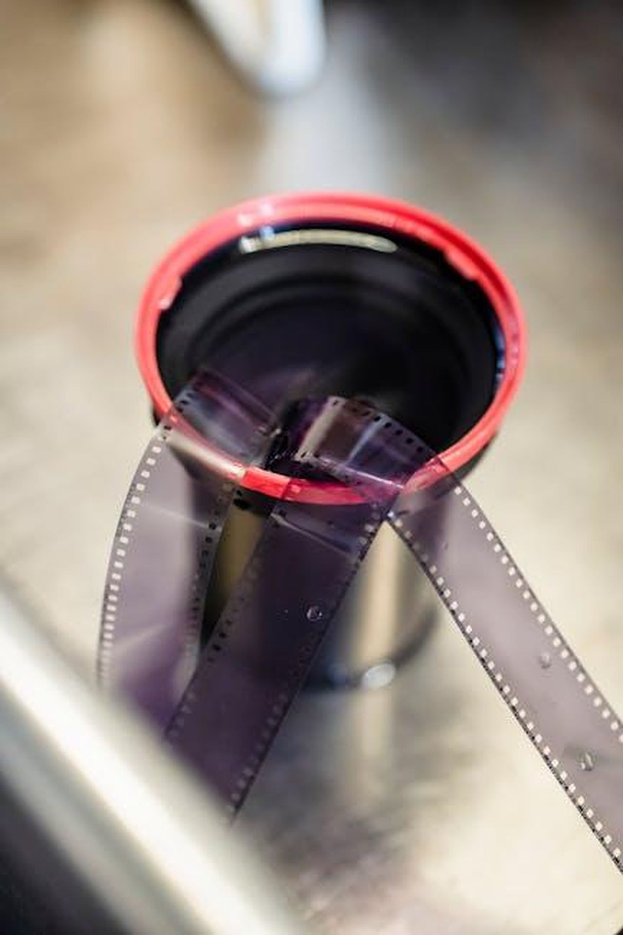 Materiale_Media_dellArticolo_HJyetvCVqm - Veicoli24 Source: Annushka Ahuja - pexels - Close-up of photographic film in a developing tank, showing analog photography practice.