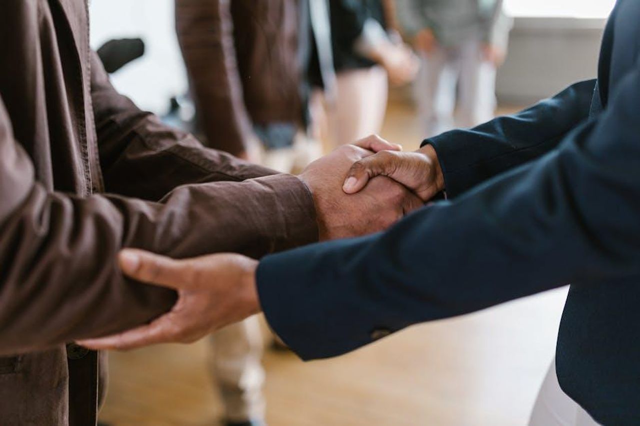 Modifiche_allaccordo_di_alleanza_MwFWy1BeAN - Veicoli24 Source: RDNE Stock project - pexels - Close-up of two businesspeople shaking hands, symbolizing agreement and partnership.