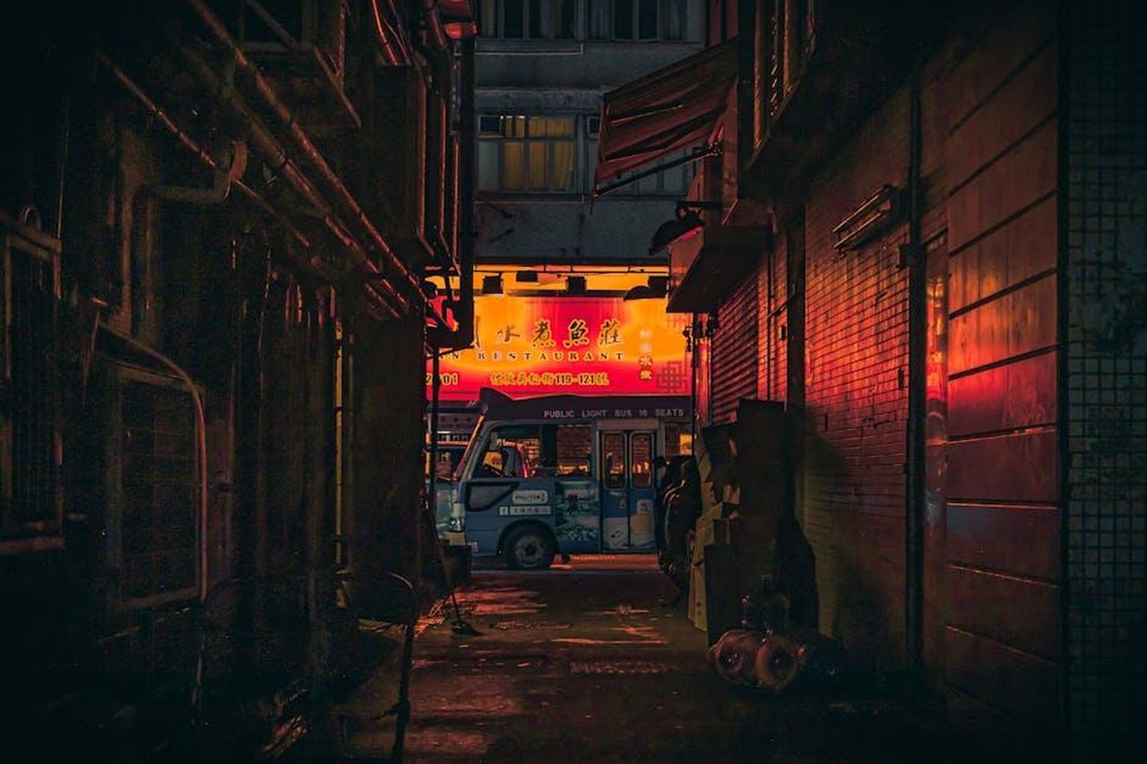 Modularit_e_configurazioni_del_VanEA_z0avl3oj8j - Veicoli24 Source: Aleksandar Pasaric - pexels - Urban alley in Hong Kong featuring vibrant neon signs and a minibus at night.