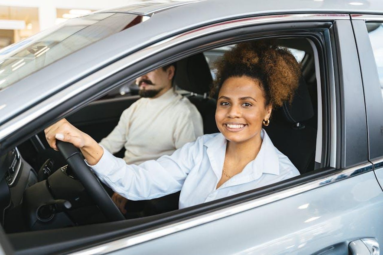 Momenti_di_adrenalina_e_divertimento_al_105XMasters_E2TQqEatJg - Veicoli24 Source: Antoni Shkraba - pexels - African American woman happily test driving a new car at a dealership. Capturing her joyful expression.