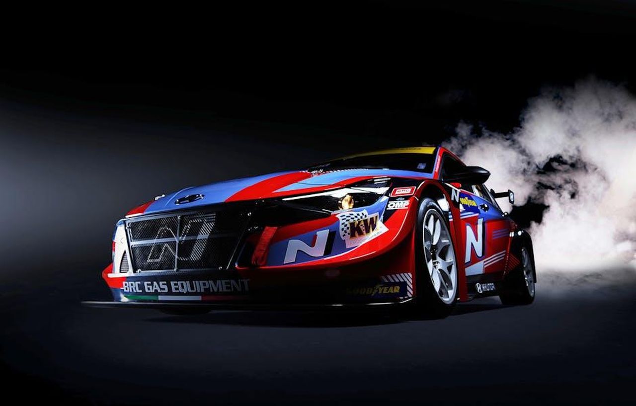 Motopropulsore_dellAvenger_4xe_NrvPKiWHeR - Veicoli24 Source: Hyundai Motor Group - pexels - High-performance Hyundai race car emitting smoke on a dark track.
